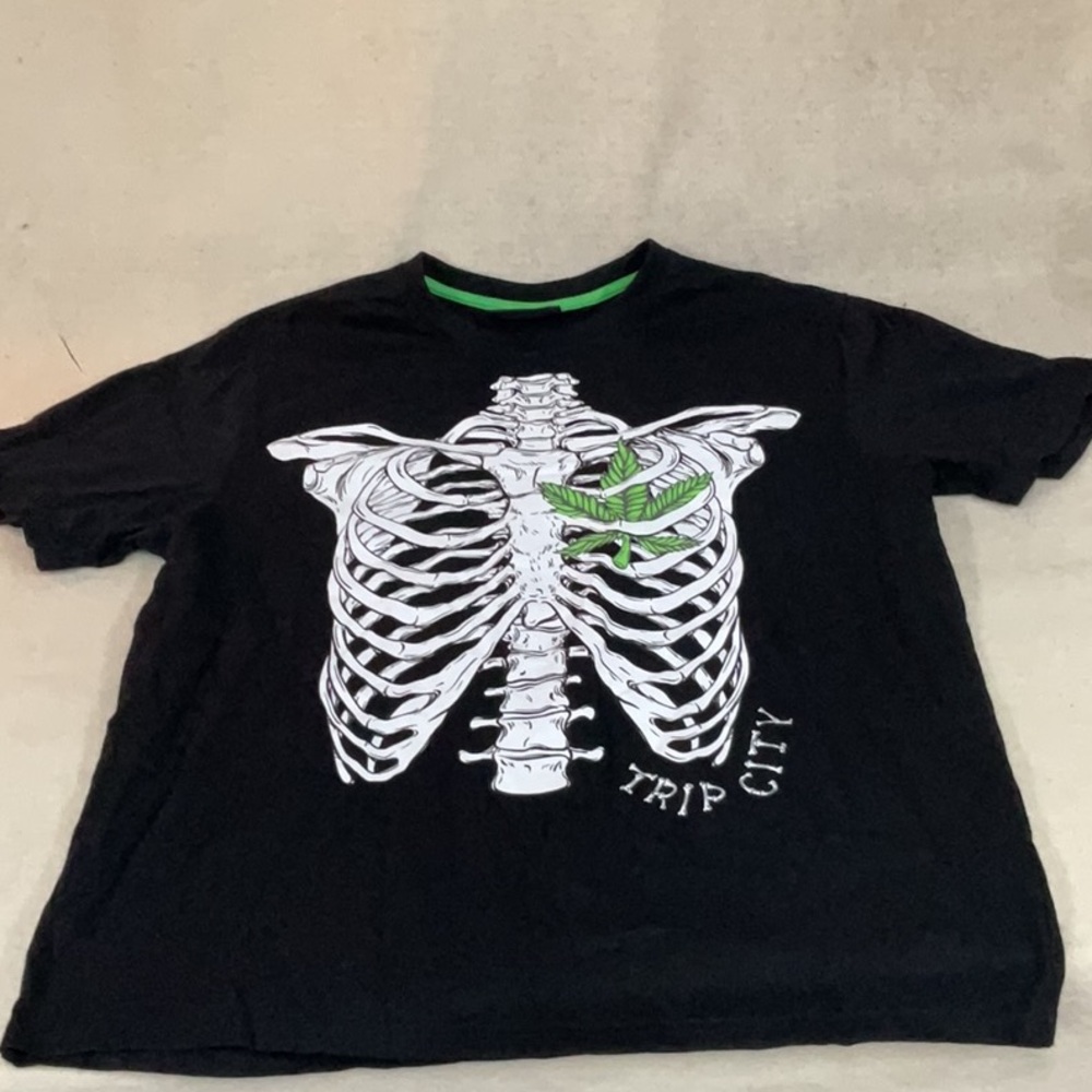 EUC Mens short sleeve Trip city t-shirt